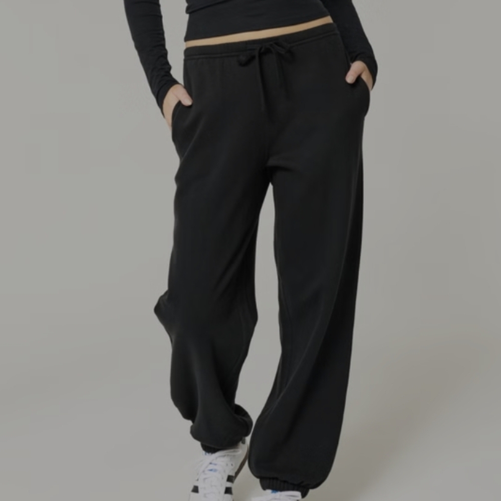 HOLLISTER - BAGGY FLEECE JOGGERS (BLACK)